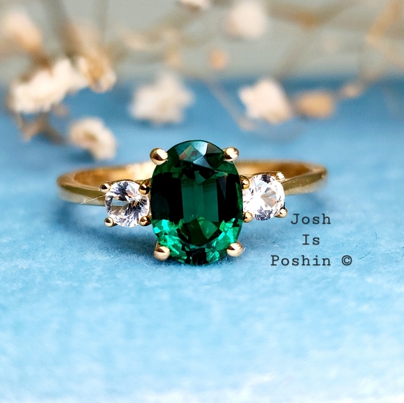 1.95ct Emerald three-stone cocktail ring in 10K yellow gold - Picture 1 of 17